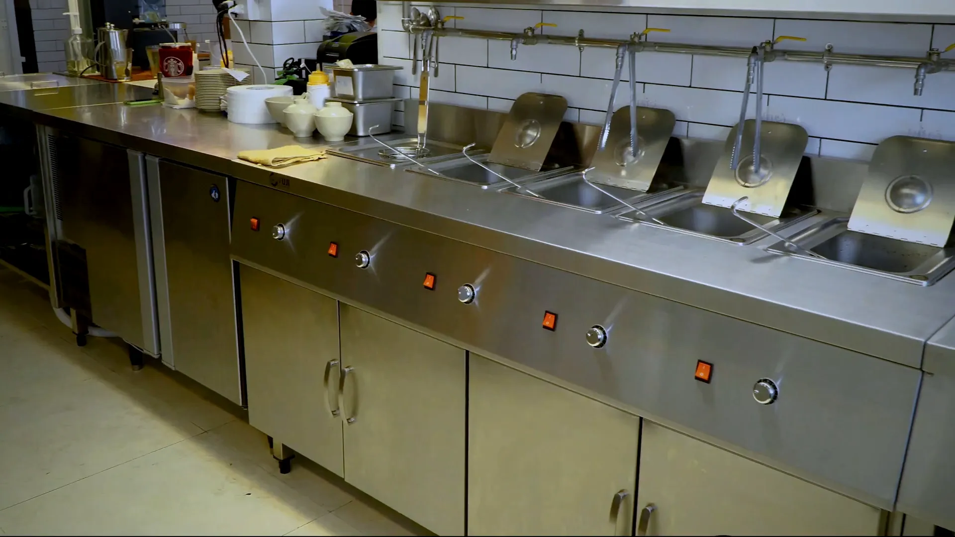 Dãy bếp inox có họng trụng mì do Hà Tiên làm cho quán phở Đỉnh Gia, Quận 5, TP.HCM