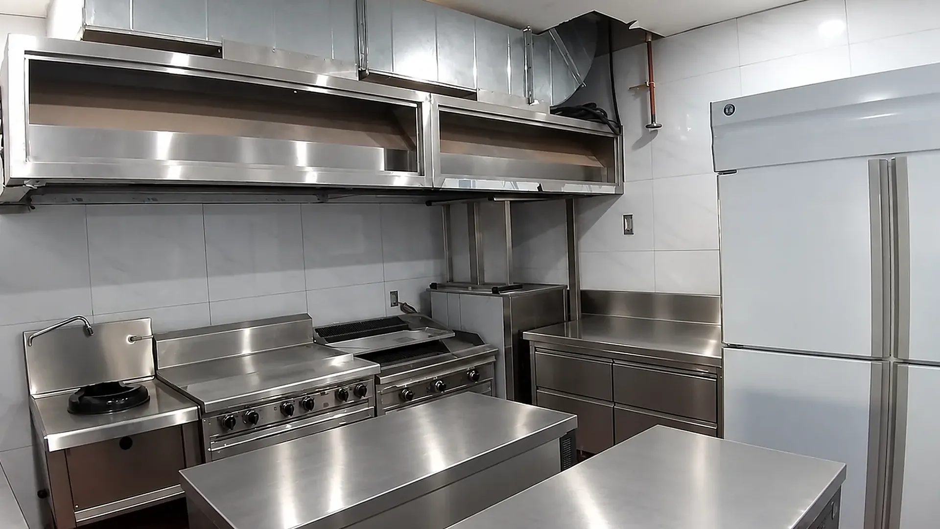 Dãy bếp nấu và tủ lạnh đứng inox trong bếp nhà hàng Majestic sau khi hoàn thiện