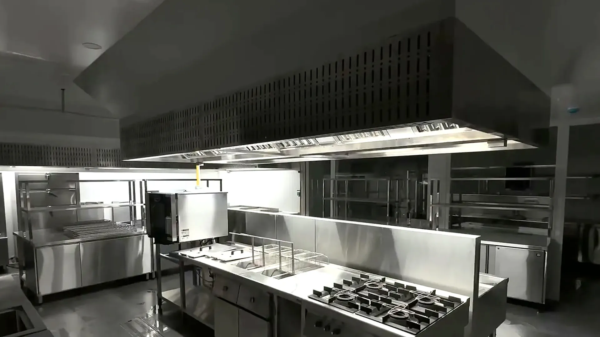 Dãy bếp âu và bàn inox dưới chụp hút trong bếp nhà hàng I-Restaurant, Nha Trang
