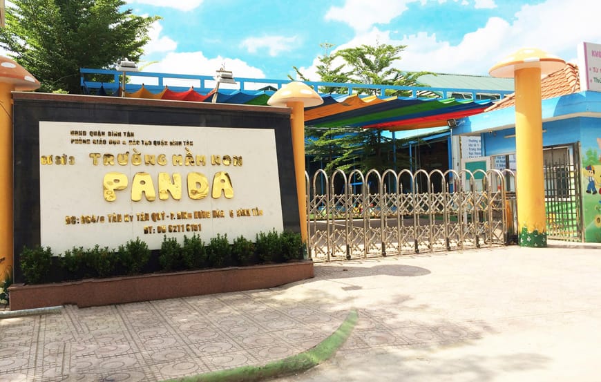 Cổng Trường Mầm non Panda với mái che sân chơi phía trong