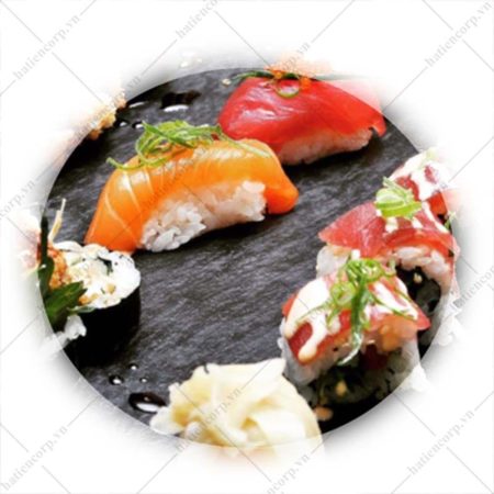 Đĩa sushi và cuộn kimbap bày trên phiến đá đen, minh họa món trưng trong quầy giữ lạnh