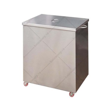 Thùng rác inox vuông đã đậy nắp kín, có tay nắm hai bên và bốn bánh xe