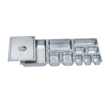 Bộ khay inox GN nhiều cỡ xếp cạnh nhau, kèm một nắp đậy có tay nắm