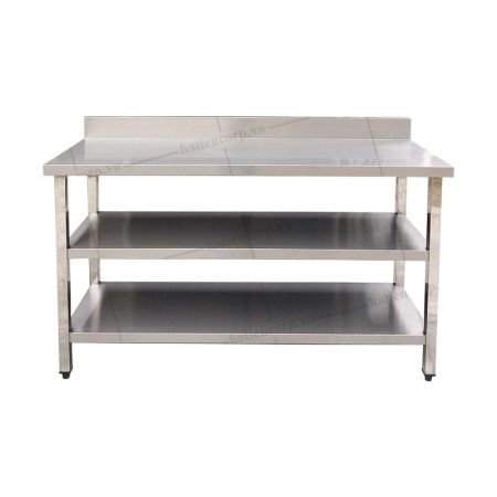 Bàn inox có thành chắn sau và hai kệ phẳng bên dưới, chân vuông có đế chỉnh