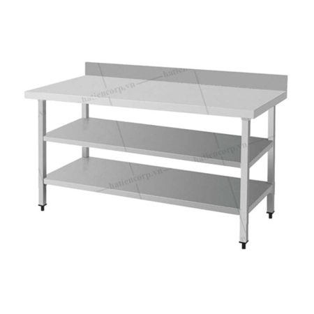 Bàn inox ba tầng có thành chắn sau, hai kệ phẳng bên dưới, chân vuông có đế chỉnh