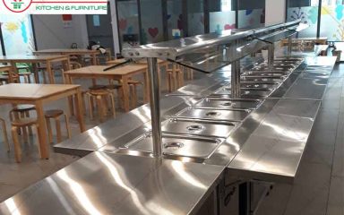 Quầy line phục vụ suất ăn bằng inox với dãy hộc khay trong nhà ăn tập thể