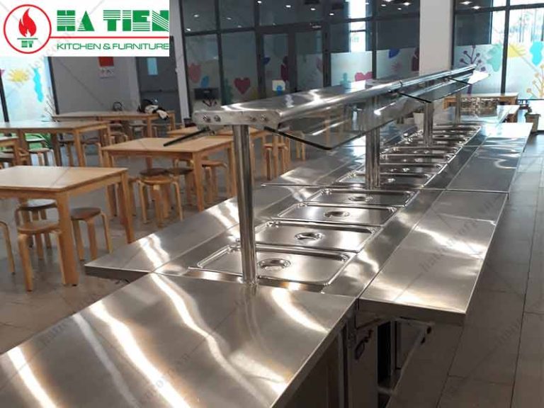 Quầy line phục vụ suất ăn bằng inox với dãy hộc khay trong nhà ăn tập thể