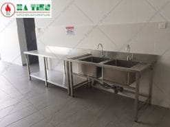 Khu vực tiếp nhận nguyên liệu trong bếp 1 chiều