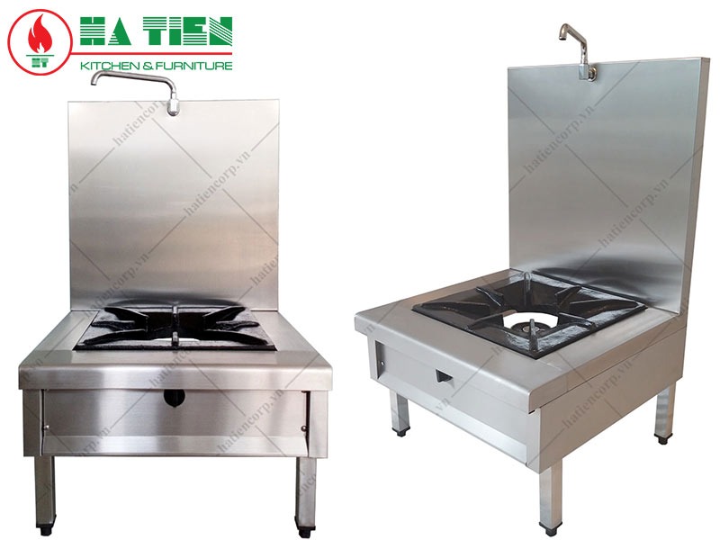 Bếp hầm inox một họng có thành chắn sau và vòi nước gắn tường, chụp từ hai góc
