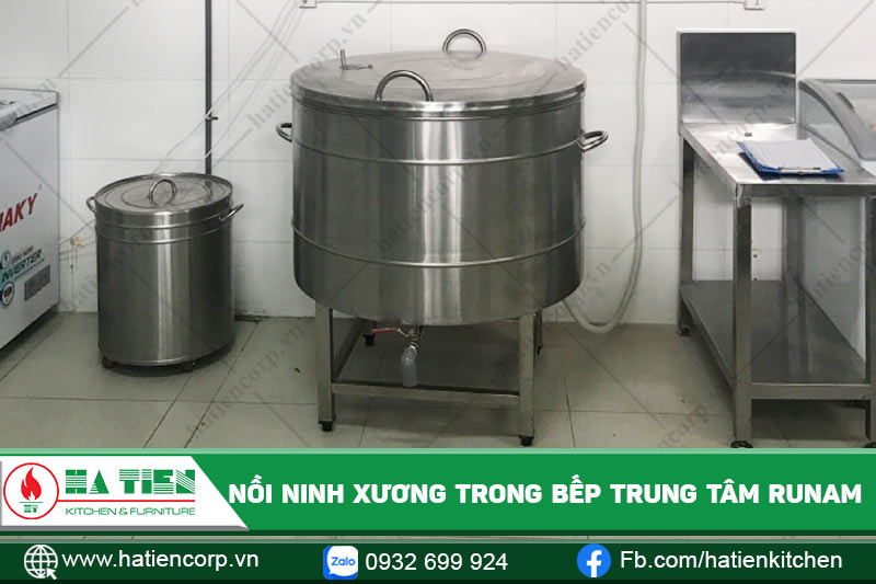 Nồi ninh xương ở khu bếp trung tâm Runam