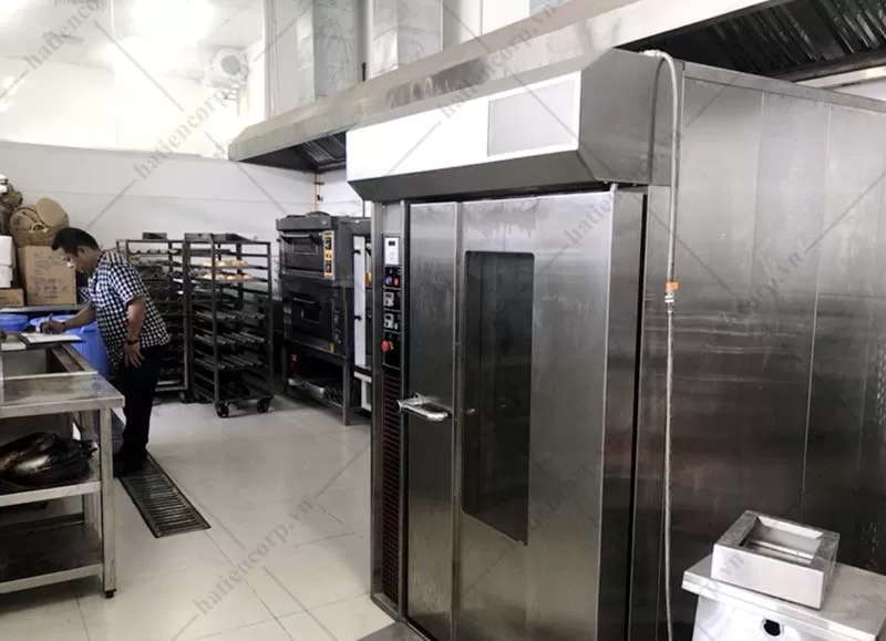 Bếp sử dụng lò nướng bánh công nghiệp với công suất lớn