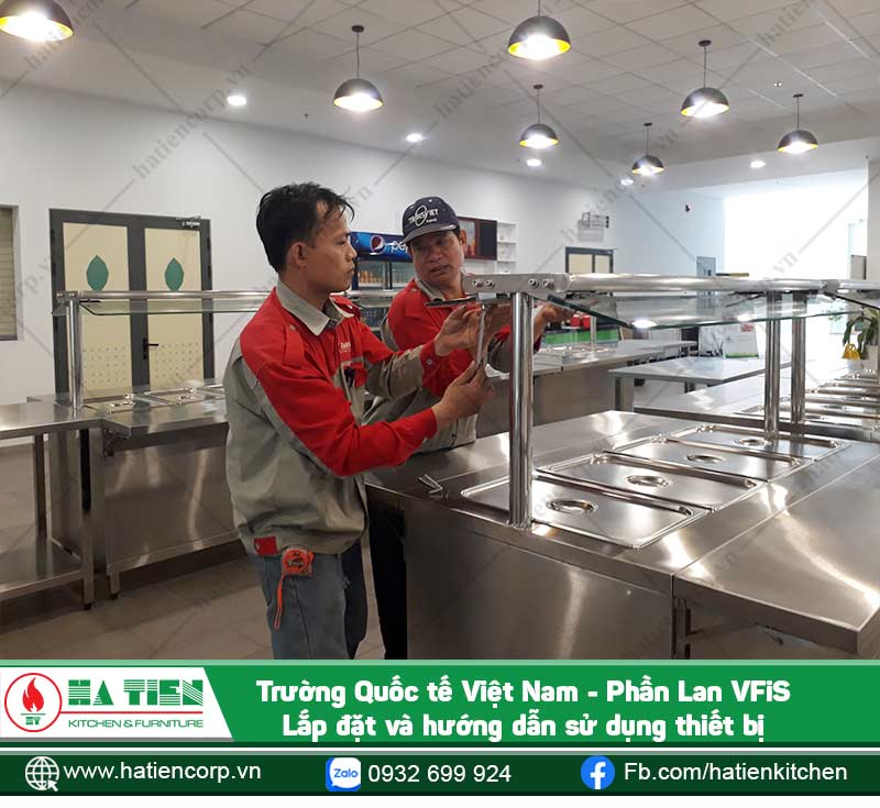 Nhân viên kỹ thuật đang kiểm tra thiết bị trước khi bàn giao