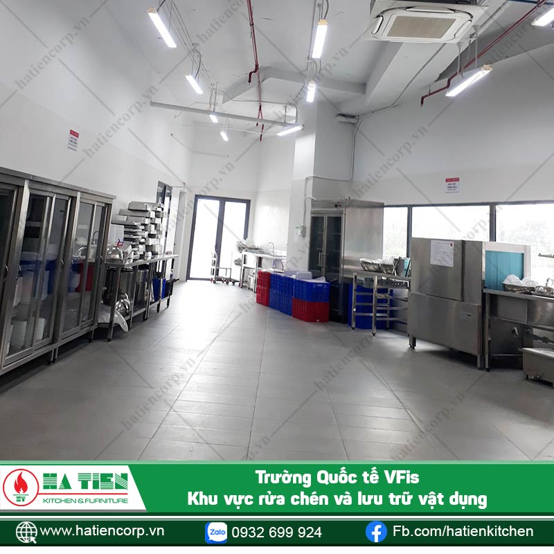 Khu vực rửa chén với máy rửa chén công nghiệp hiện đại, chậu rửa inox, bàn và các vật dụng