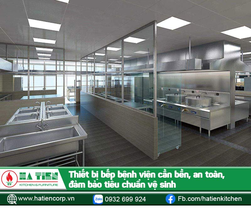 Khu bếp canteen bệnh viện bằng inox với dãy bàn, chậu rửa và vách kính
