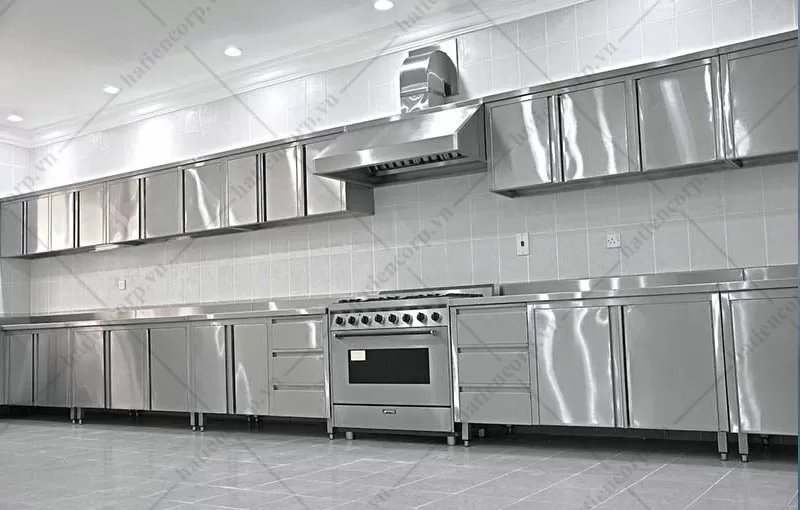 Tủ treo tường trong căn bếp hiện đại