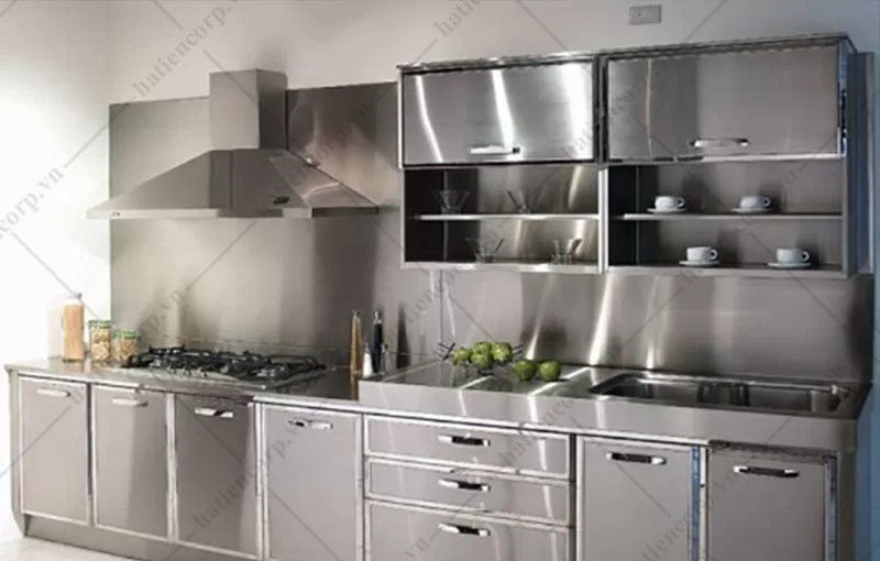 Tủ inox treo tường trong khu bếp