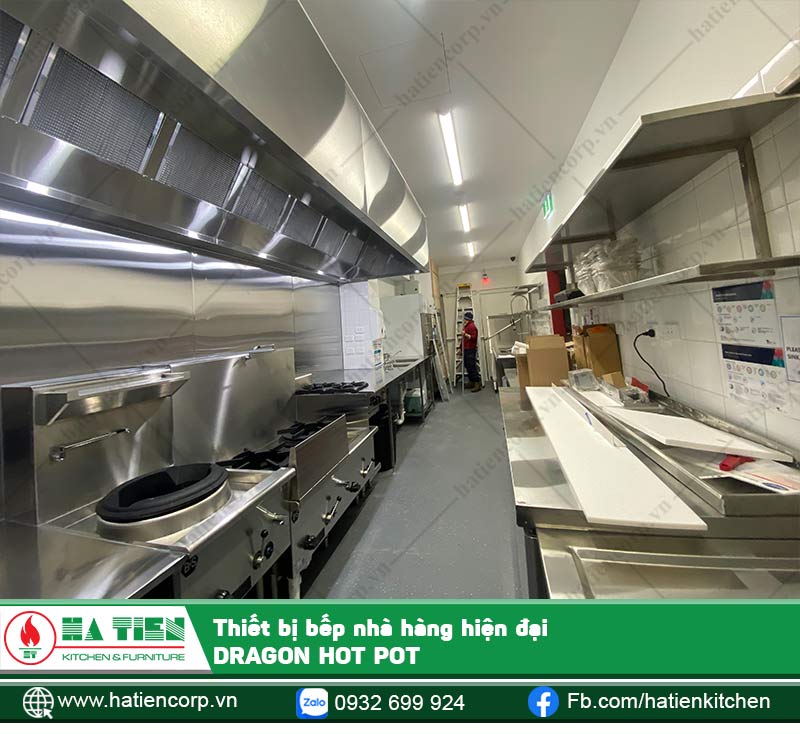 Không gian bếp nhà hàng được đầu tư kỹ lưỡng