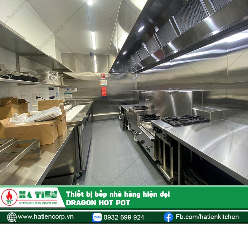 Ngoài ra còn có các loại bàn inox và kệ treo tường