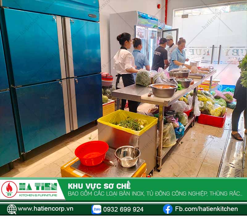 Khu vực sơ chế trong bếp nhà hàng