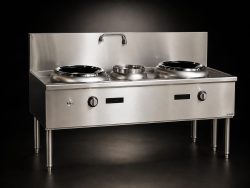 Bếp á điện từ đôi mặt lõm Hà Tiên với bầu rửa giữa, chụp góc nghiêng trên nền studio