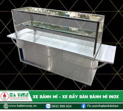 Phía dưới xe có 3 ngăn kéo nhỏ và 1 ngăn chứa đồ có cửa lùa