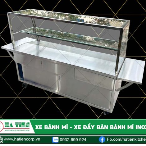 Phía dưới xe có 3 ngăn kéo nhỏ và 1 ngăn chứa đồ có cửa lùa