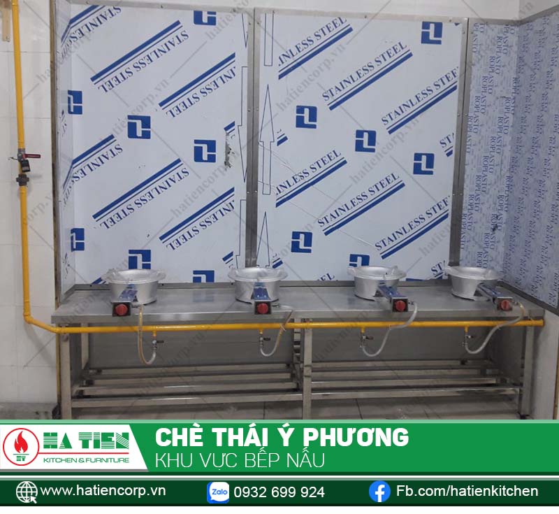 Nhằm tăng công suất nấu, Ý Phương còn sử dụng rất nhiều họng bếp công nghiệp