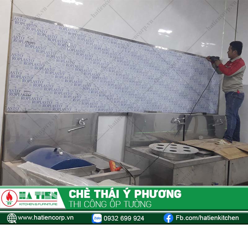 Tường được ốp inox vừa thẩm mỹ, vừa vệ sinh