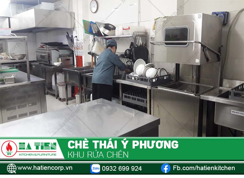Ý Phương sử dụng máy rửa chén hiện đại cho khu bếp