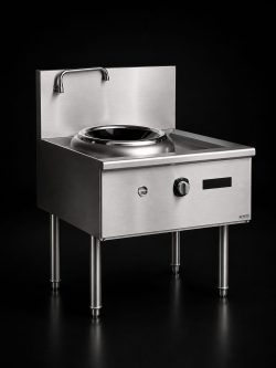 Bếp xào điện từ 1 họng Hà Tiên BACE1H8-8 chụp góc nghiêng, mặt lõm đen, vòi rửa và chắn inox phía sau