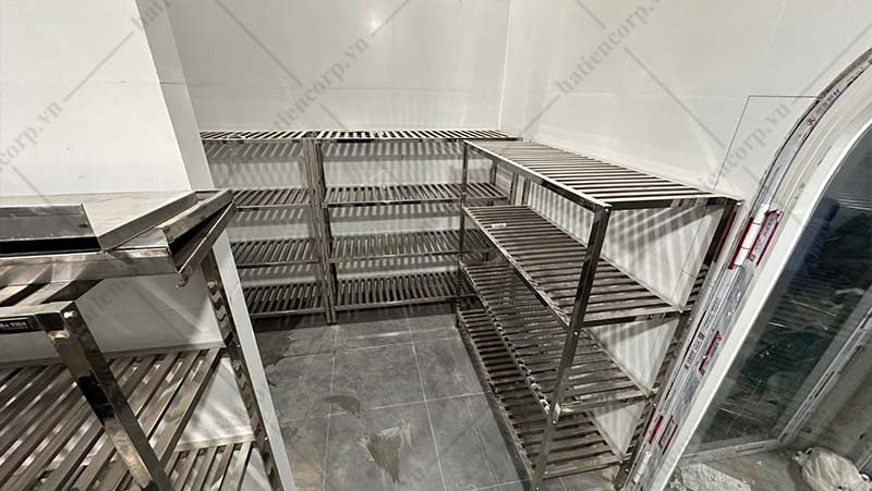 Khu kho kệ inox của bếp khách sạn GREEN WORLD Nha Trang