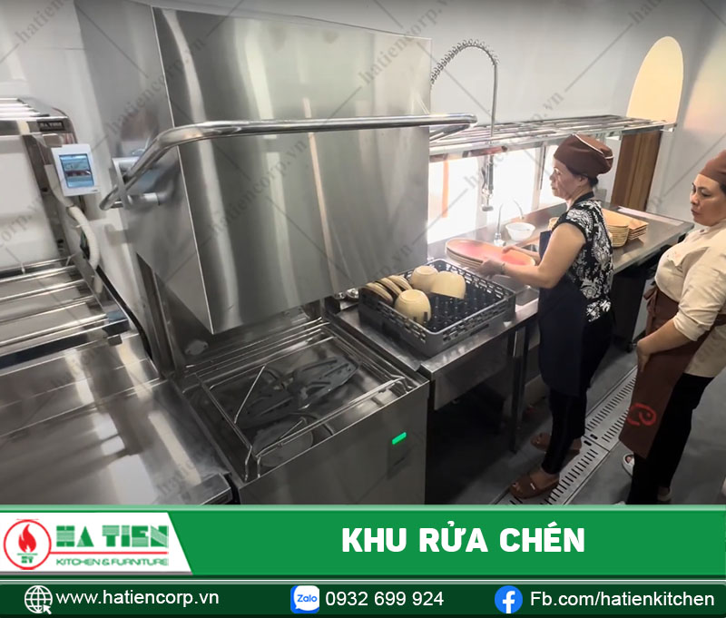 Khu rửa chén với máy rửa chén công nghiệp, bàn bát sạch, bàn bát bẩn...