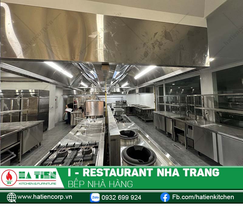 Thiết kế bếp thông thoáng, đảm bảo lối đi cho nhân viên