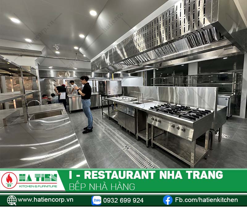 Khu bếp nấu bao gồm nhiều thiết bị khác nhau như: bếp á. bếp âu, lò combi...