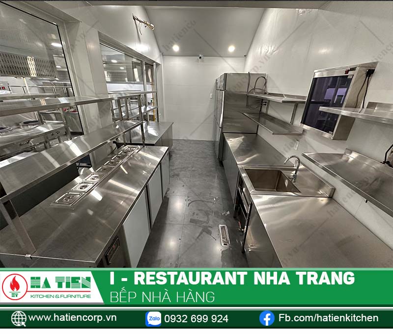 Khu bếp nguội: chế biến các món salad, tráng miệng...