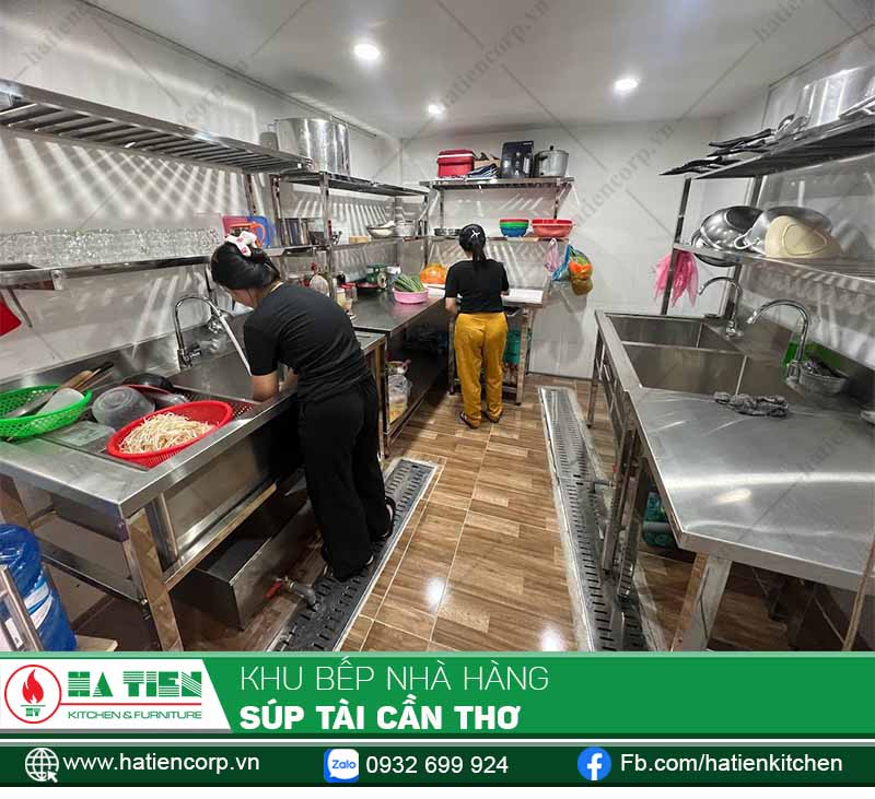 Khu vực sơ chế với các chậu rửa, kệ trên bàn