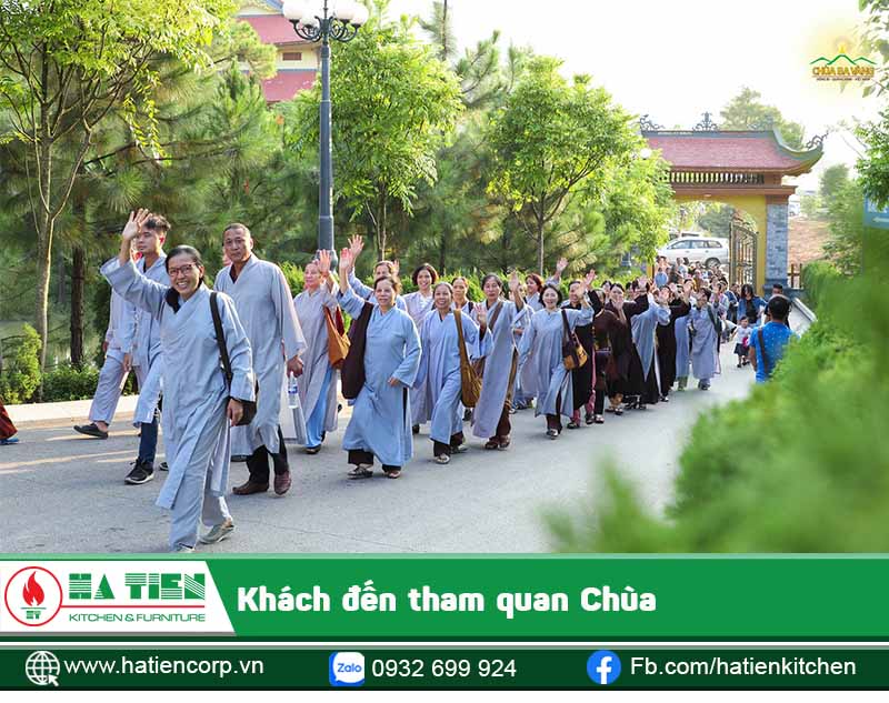 Lượng khách tới tham quan và hoạt động tâm linh tại chùa thường rất đông