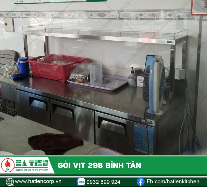 Bàn mát và kệ đặt trên bàn