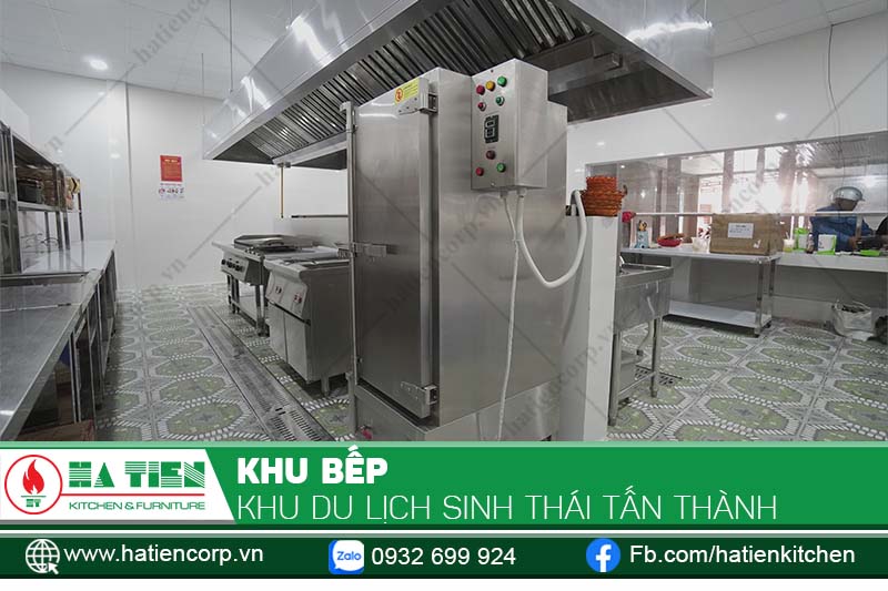 Bếp Khu du lịch sinh thái Tấn Thành hoàn thiện với chụp hút đảo, tủ cơm và dàn bếp