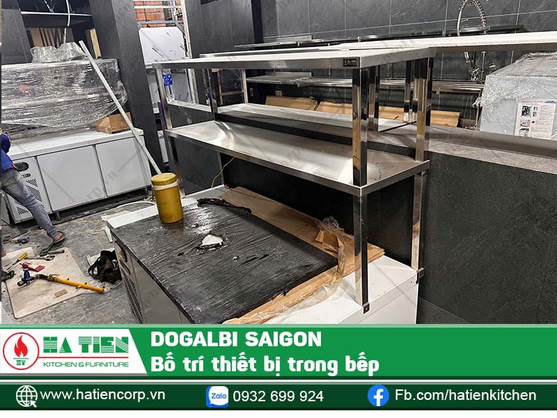 Lắp ráp các kệ inox để bàn