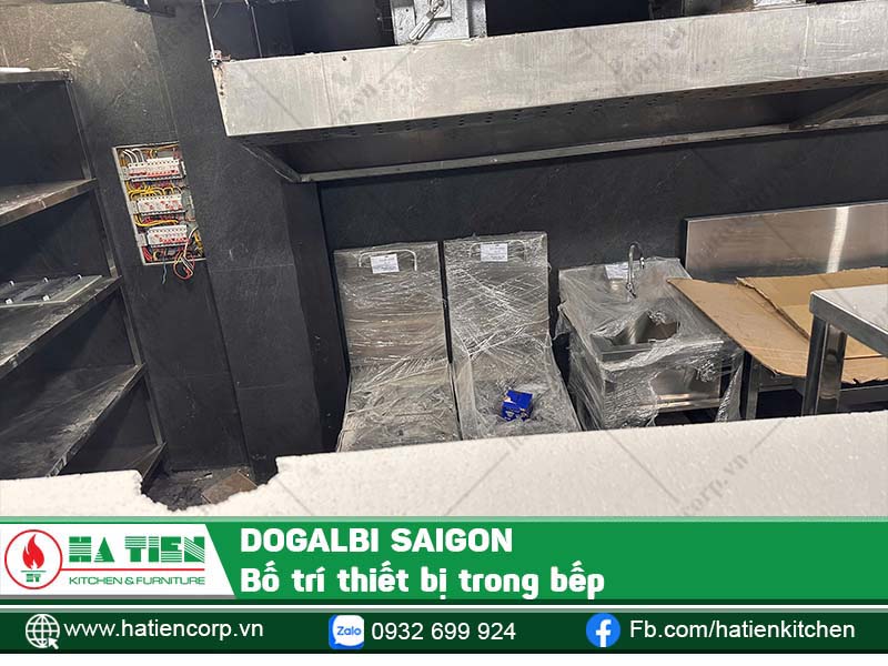 Khu bếp nấu trong quá trình thi công