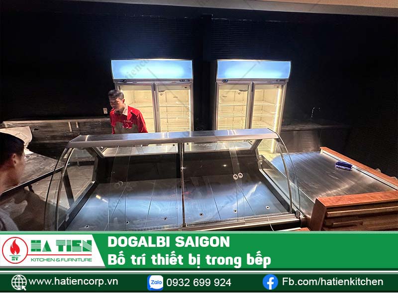 Đội ngũ nhân viên giàu kinh nghiệm của Hatiencorp trong quá trình thi công bếp