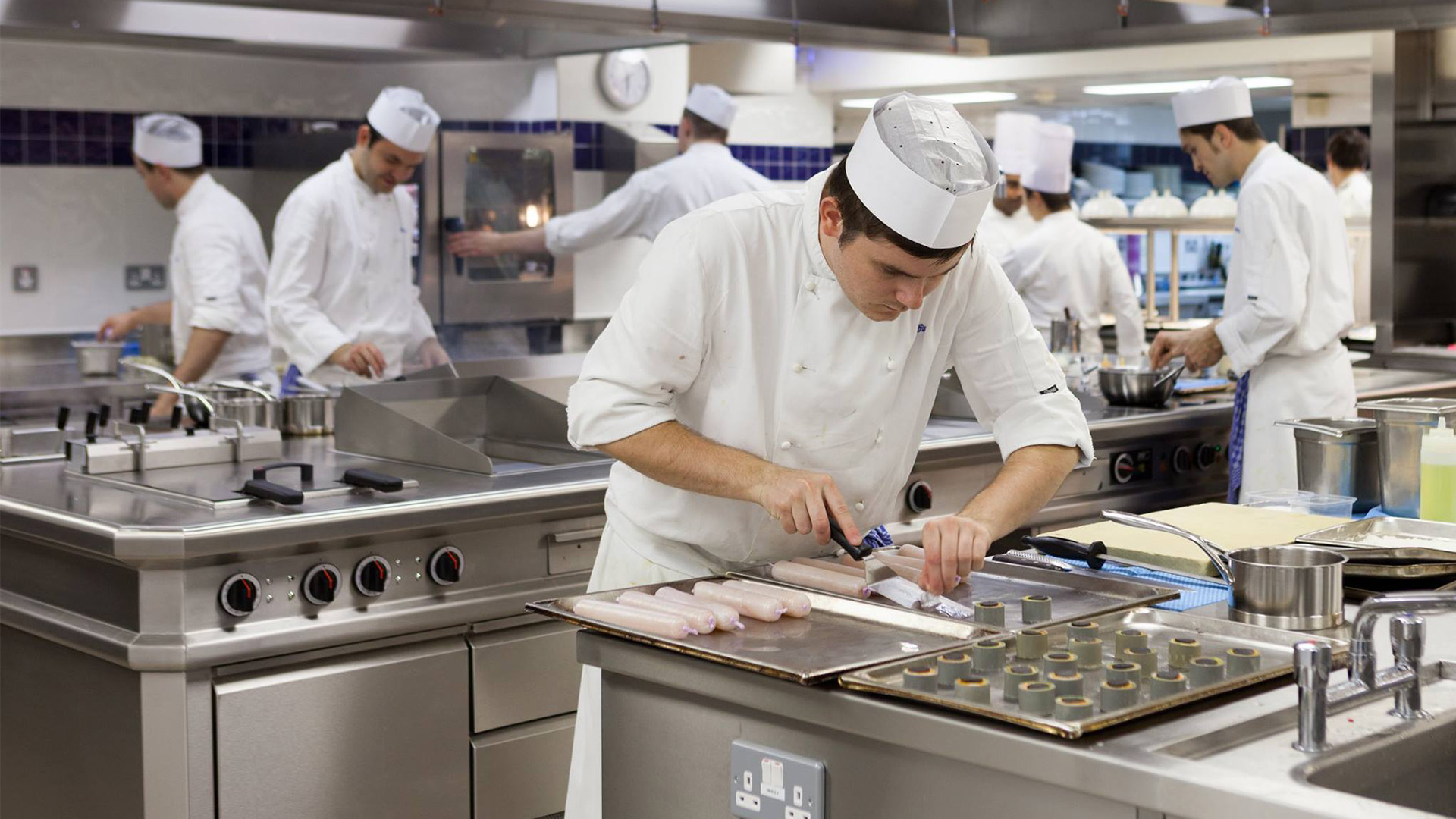 thiết kế bếp nhà hàng khách sạn