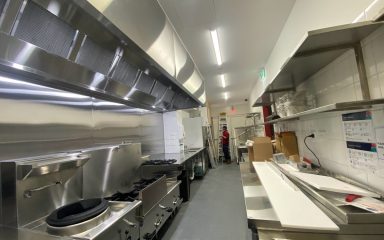 Khu bếp nhà hàng tại Melbourne do đội Hà Tiên tại Úc thi công lắp đặt hoàn thiện với hood inox và dãy bếp wok