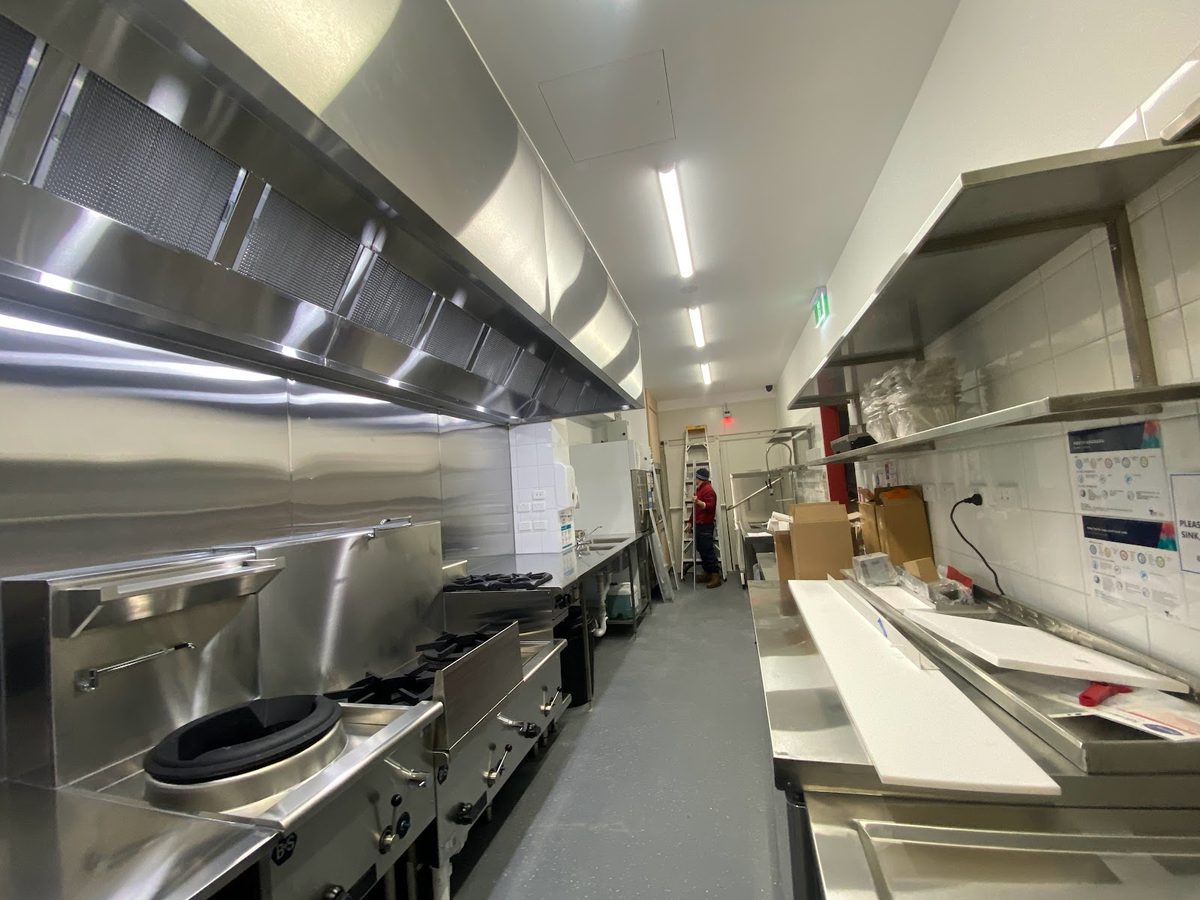Khu bếp nhà hàng tại Melbourne do đội Hà Tiên tại Úc thi công lắp đặt hoàn thiện với hood inox và dãy bếp wok