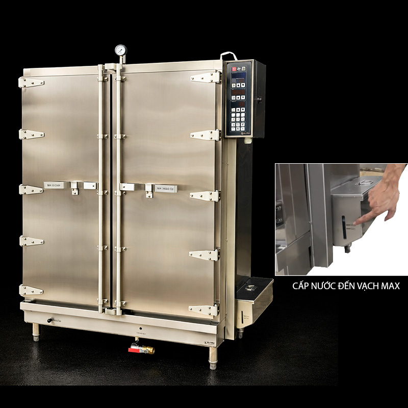 Mở nắp bồn cấp nước và châm nước sạch vào đến đúng vạch MAX được đánh dấu trên thân bồn