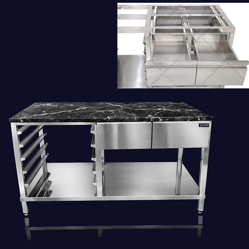 Kệ phẳng bên dưới giúp lưu trữ nguyên liệu, khay hoặc thiết bị nhỏ, tối ưu không gian làm việc và giữ khu vực bếp gọn gàng.