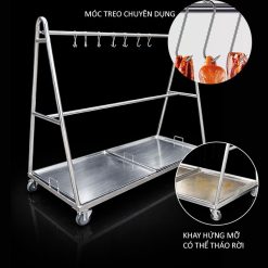 Xe không chỉ dùng để treo mà còn hỗ trợ di chuyển thực phẩm từ lò quay sang khu chặt, khu bán hoặc trưng bày.