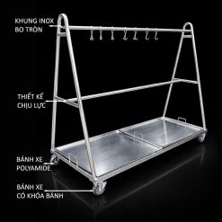 Khung chính được làm từ inox dày, gia công chắc chắn, đảm bảo chịu tải tốt khi treo nhiều vịt/heo quay cùng lúc. Thiết kế dạng chữ A giúp tăng độ vững, không rung lắc khi di chuyển.
