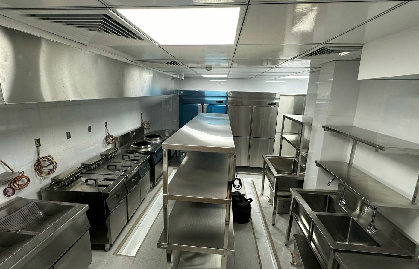 Khu bếp inox hoàn thiện với bếp chiên, bàn kệ inox và tủ đông do Hà Tiên lắp đặt tại dự án cafe Phan Thiết
